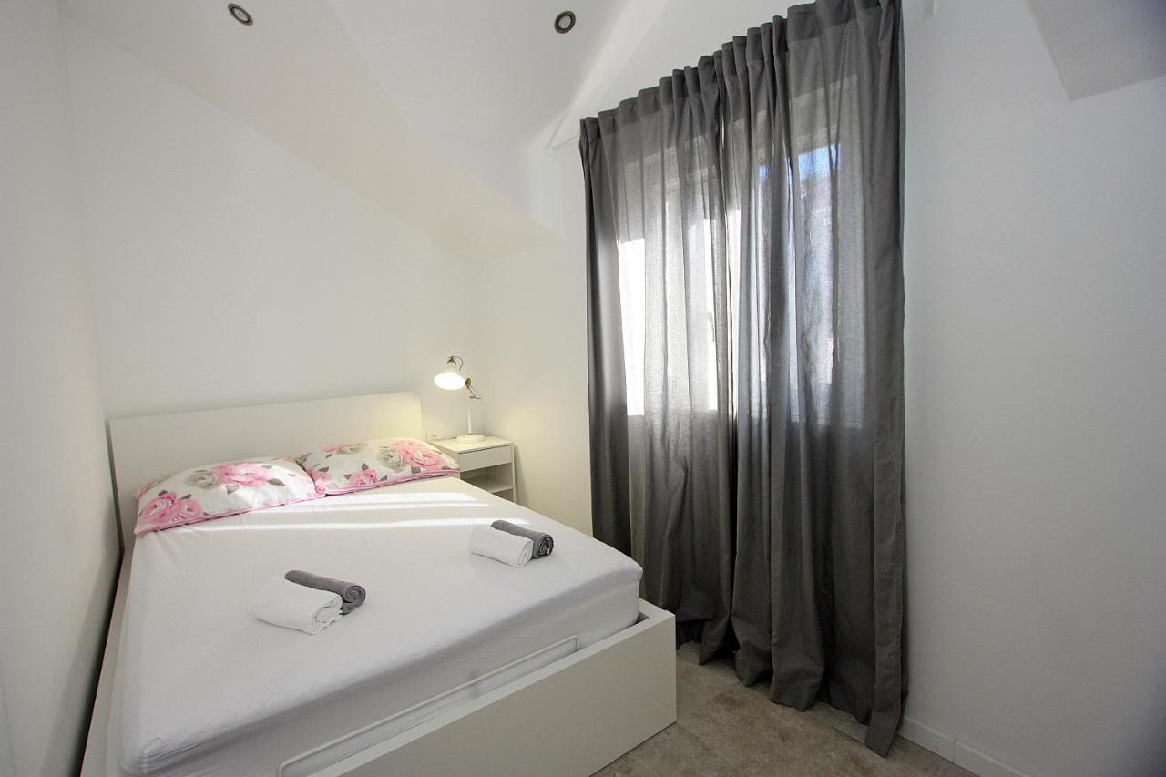Apartman Ivana Supetar Ngoại thất bức ảnh